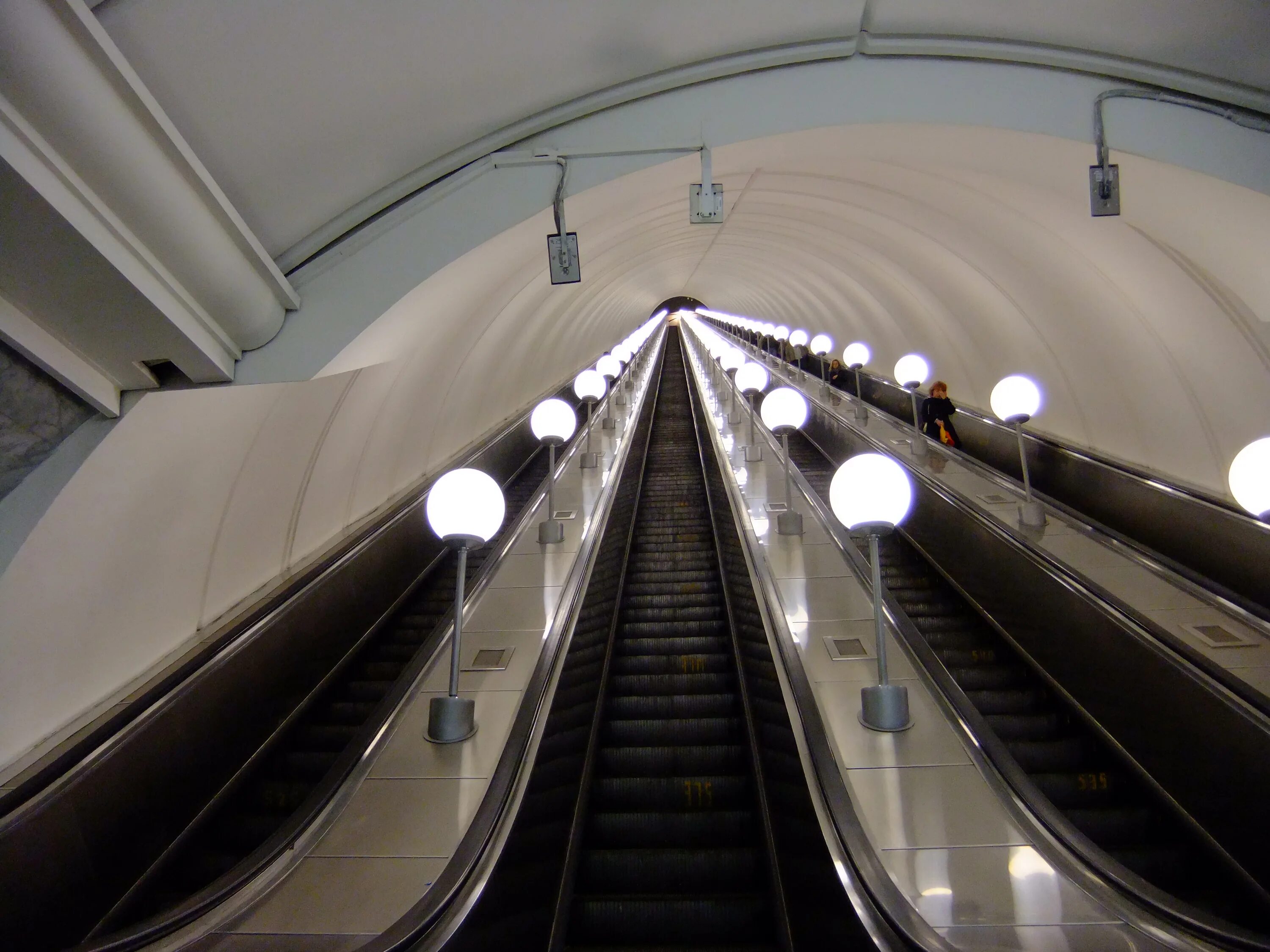 Сами глубоки метро. Станция метро парк Победы эскалатор. Эскалатор на станции парк Победы Москва. Парк Победы станция метро Москва эскалатор. Парк Победы (станция метро, Москва).