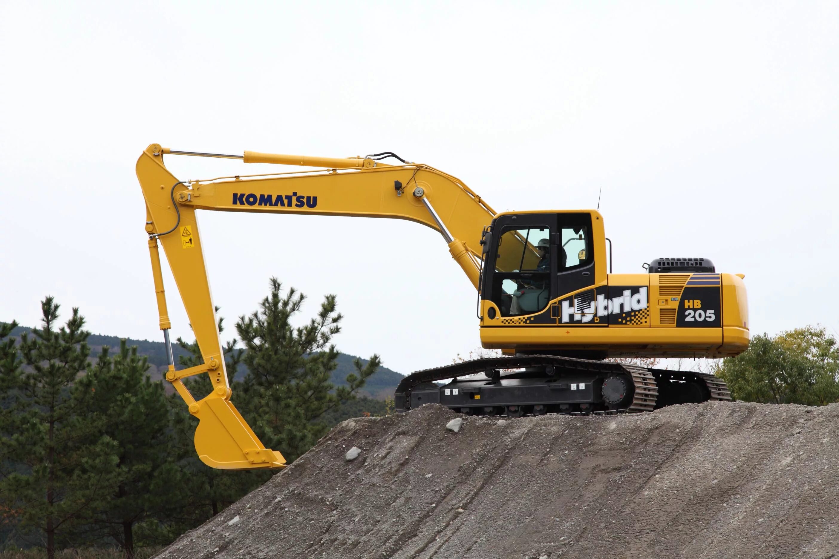 Под ковшом экскаватора. Экскаватор Komatsu pc55. Komatsu hb205. Экскаватор с обратной лопатой Коматсу. Комацу hd205.