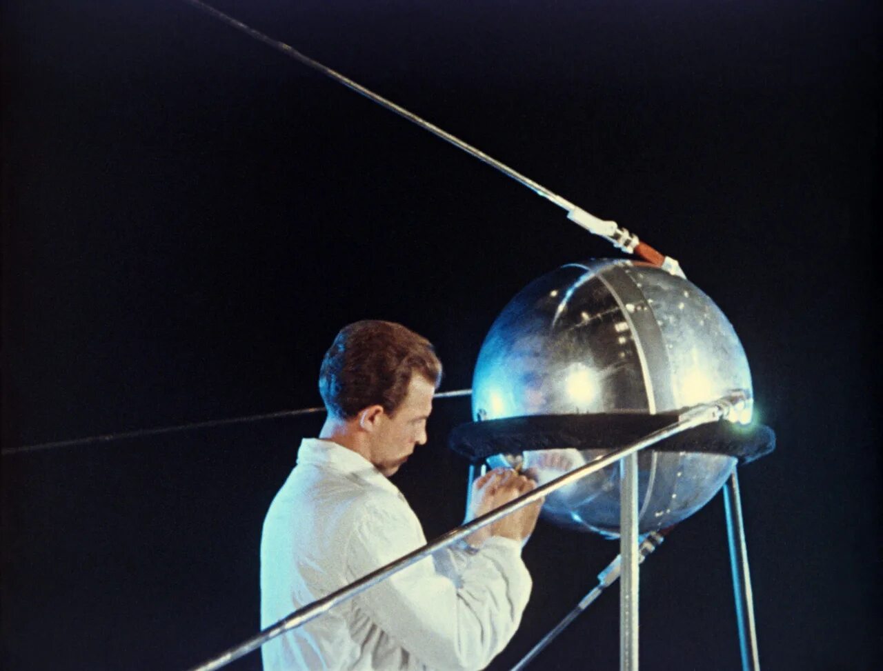 Первый искусственный Спутник земли 1957. Первый Спутник земли запущенный 4 октября 1957 СССР. Первый искусственный Спутник земли 1957 Королев. 4 Октября 1957-первый ИСЗ "Спутник" (СССР).. Какое имя носил 1 искусственный спутник земли