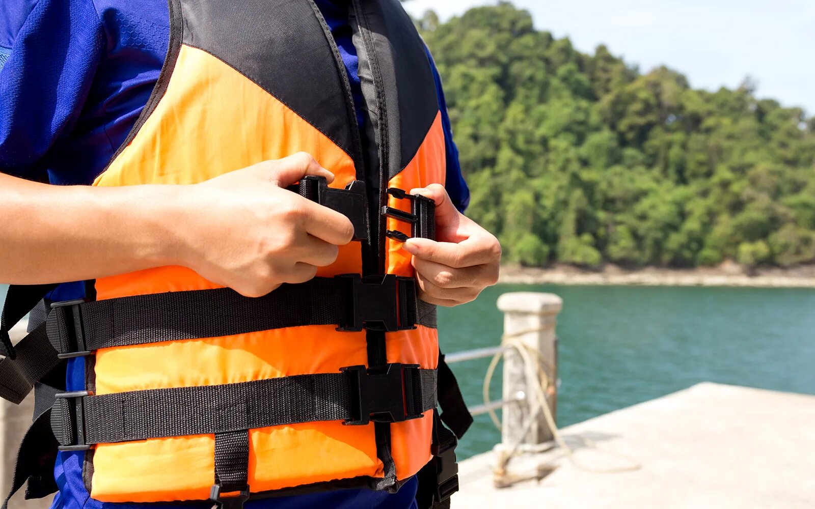 Спасательный жилет на человеке. Спасательный жилет mares snorkelling Vest. Pilots Life Jacket спасательный жилет. Человек в спасательном жилете. Человек в спасательном жилете в воде.