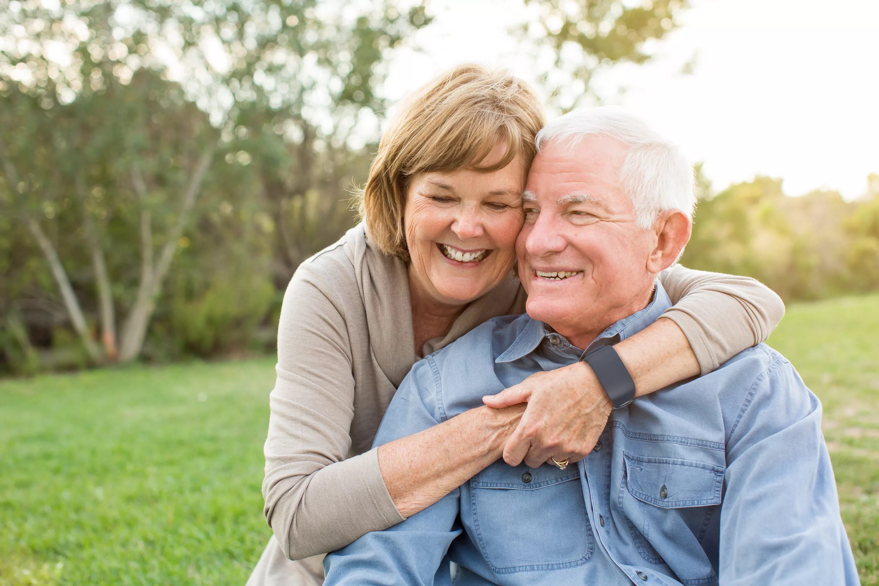 Caring wife. Пожилые люди. Объятия пожилых. Счастливые пенсионеры. Счастливая пара пожилых людей.