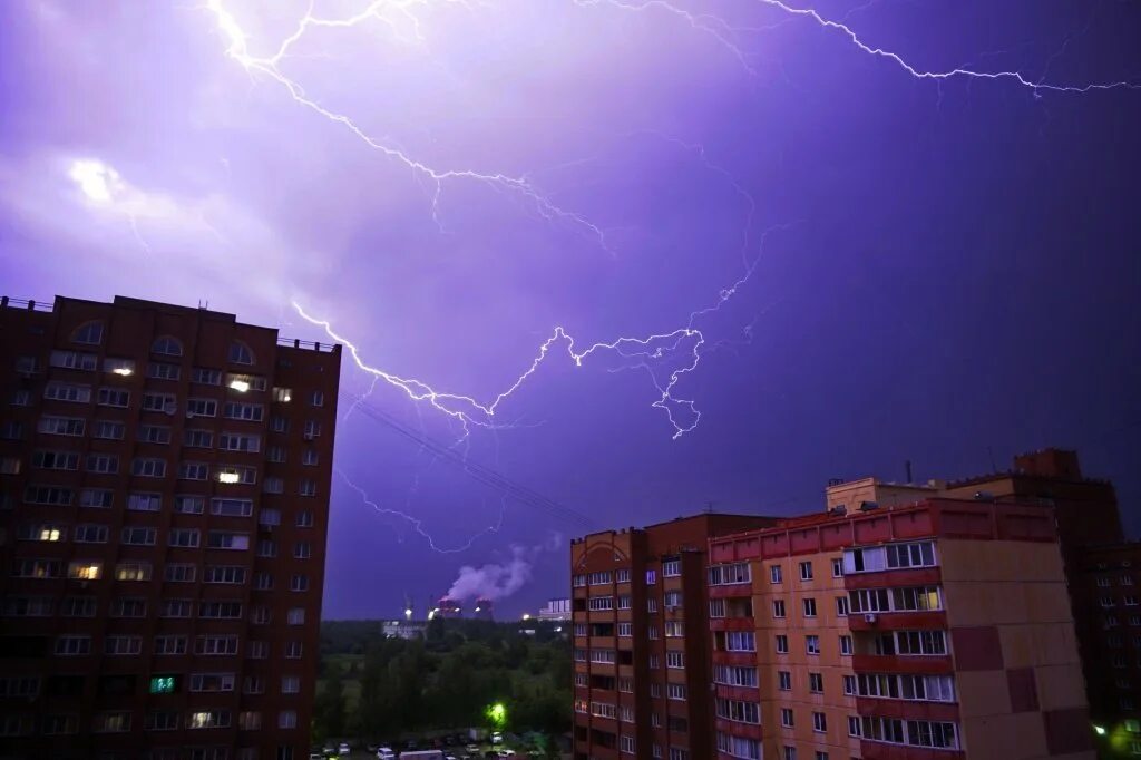 Будет ли ночью гроза. Когда будет гроза. Ночная гроза фото. Грозы в Искитиме. Ночной Новосибирск.