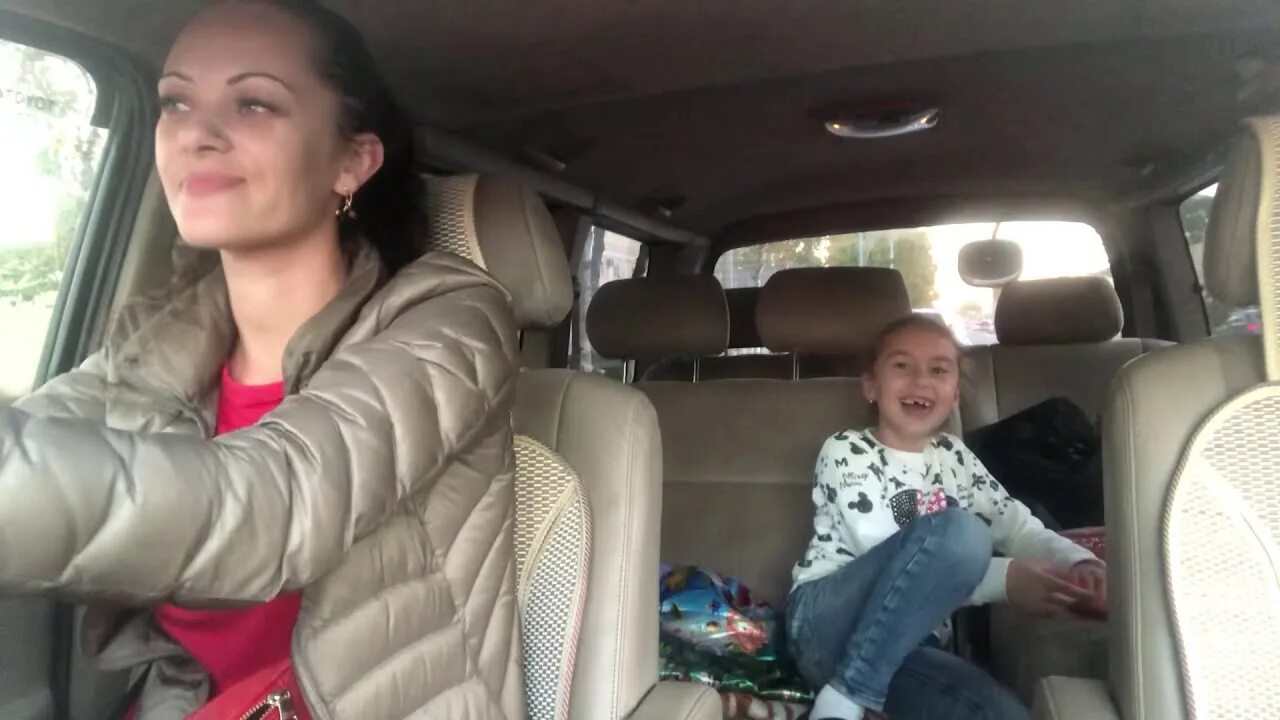 Мамку в машине видео. Car seat restraint woman. Ребенок плачет в машине. В машине с мамой почитать. Машина мама.