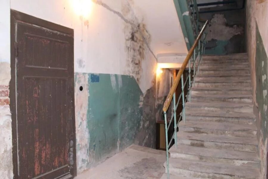 дверь в квартиру в подъезде. дверь на лестничную площадку. дверь в подъезд. лестничная площадка с квартирами. подъезд квартиры.