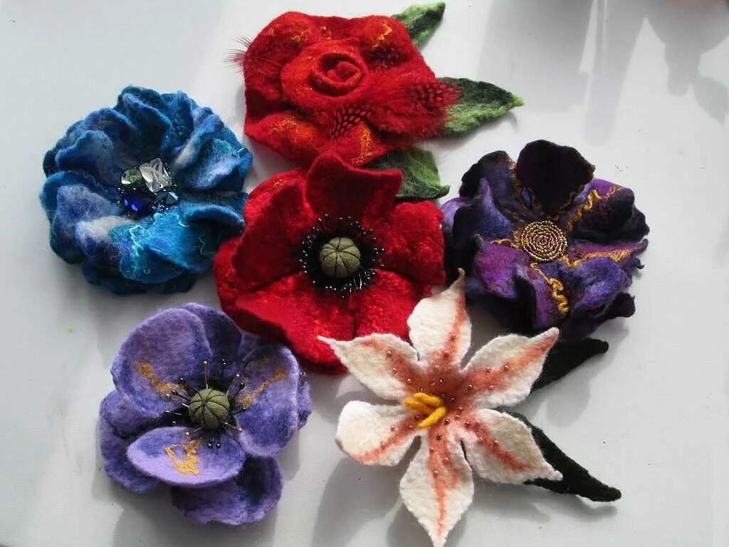 Сухое валяние брошь цветок. Валяние цветов из шерсти. Цветы из шерсти мокрое валяние. Украшения из валяной шерсти. Цветы из шерсти.