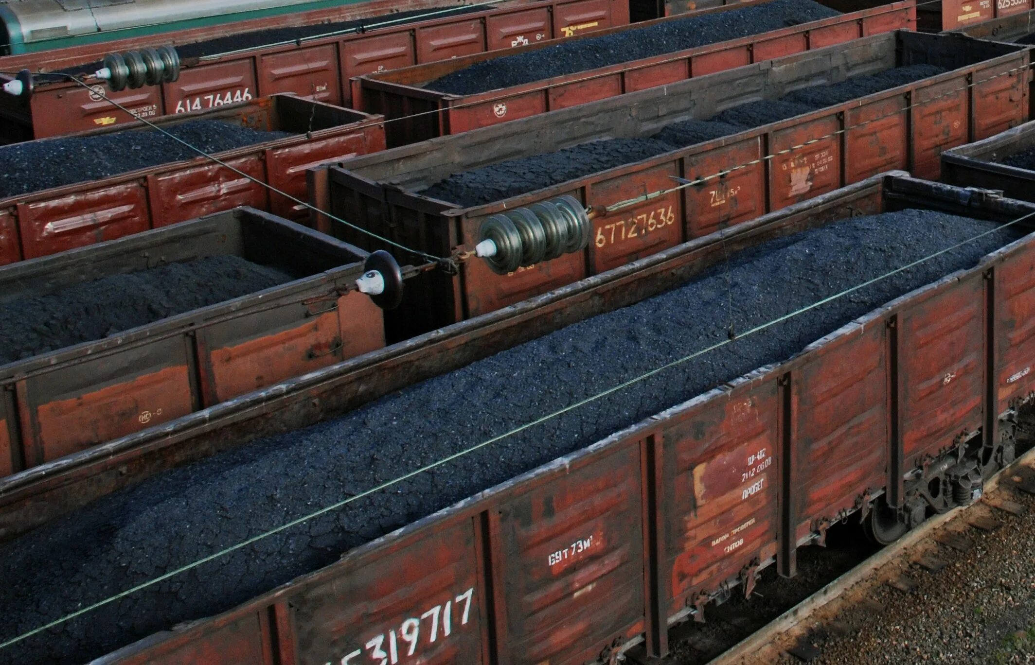 Каменный уголь вагон Кузбасс. Полувагон с углем. Вагоны с углем. Полувагон для перевозки угля. Уголь в вагоне