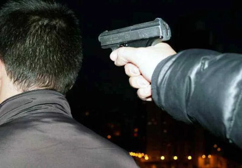 Стрельба с пистолета. Глок 17 в руке. Выстрел глок 17. Стрельба с пистолета. Стрельба из пистолета.