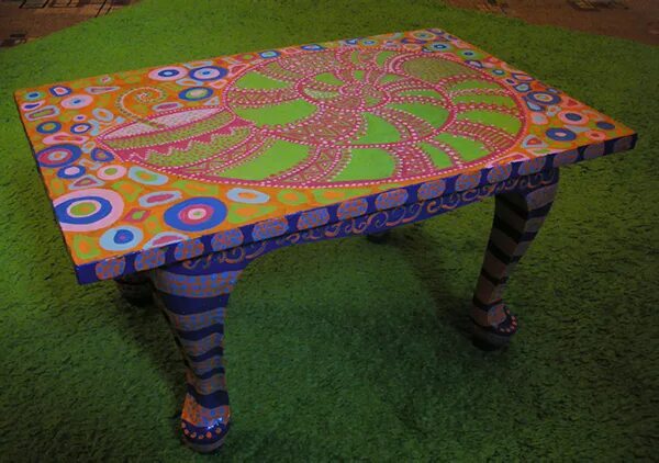 Декорируем столик. Красиво разрисованный стол. Как разукрасить стол. Роспись деревянного стула. Разрисованный стол красками.