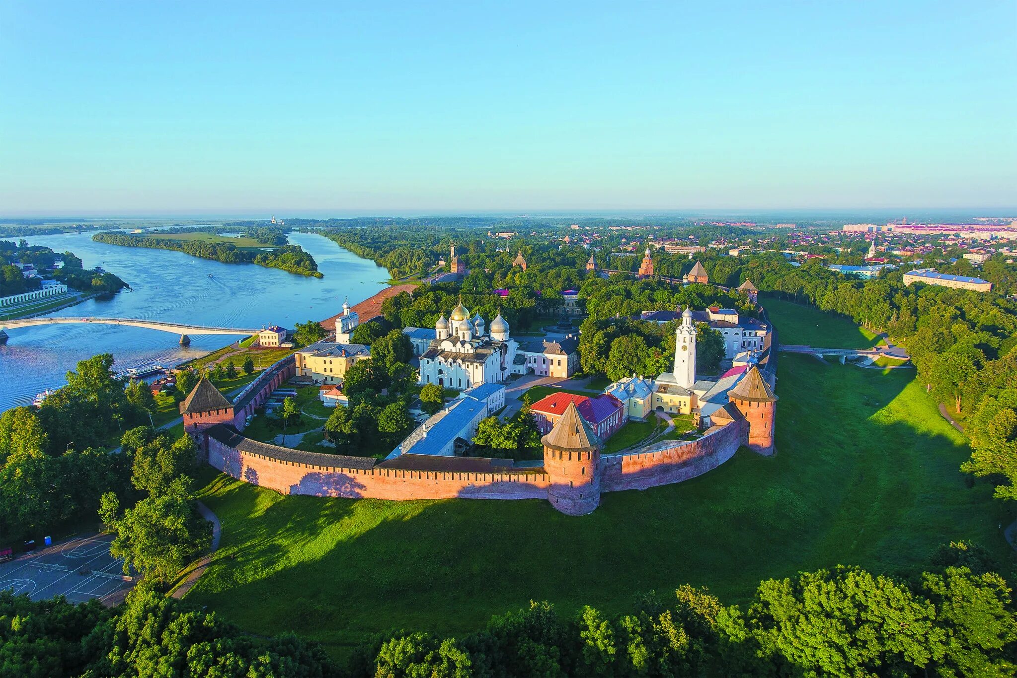 Великий новгород переехать. Новгородская область Великий Новгород. Великий Новгород туристы. Новгородский Детинец. Новгородский Кремль.