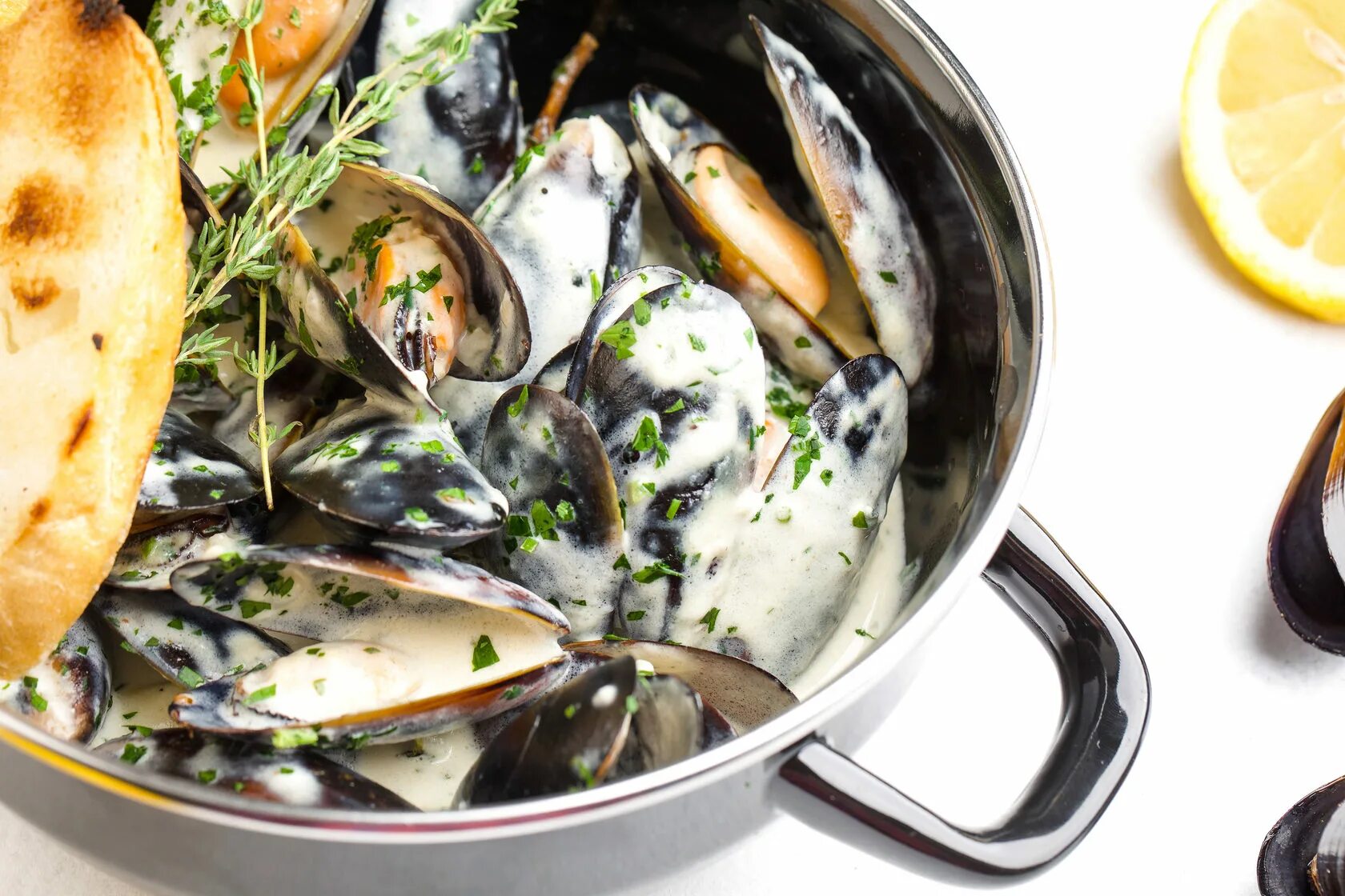 Мидии в сливочно-чесночном соусе. Mussels top view. Мидии киви дор блю. Гребешки эскабече морепродукт. Мидии с голубым сыром.