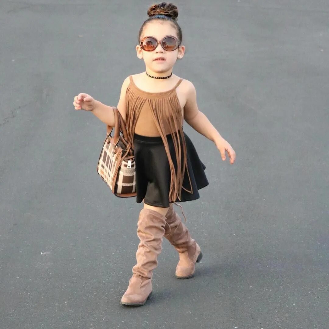 Покажите как одеваете детей. Модные девочки близняшки. Модно одетые дети. Модно одеты дети. Дети одеваются в детском саду.