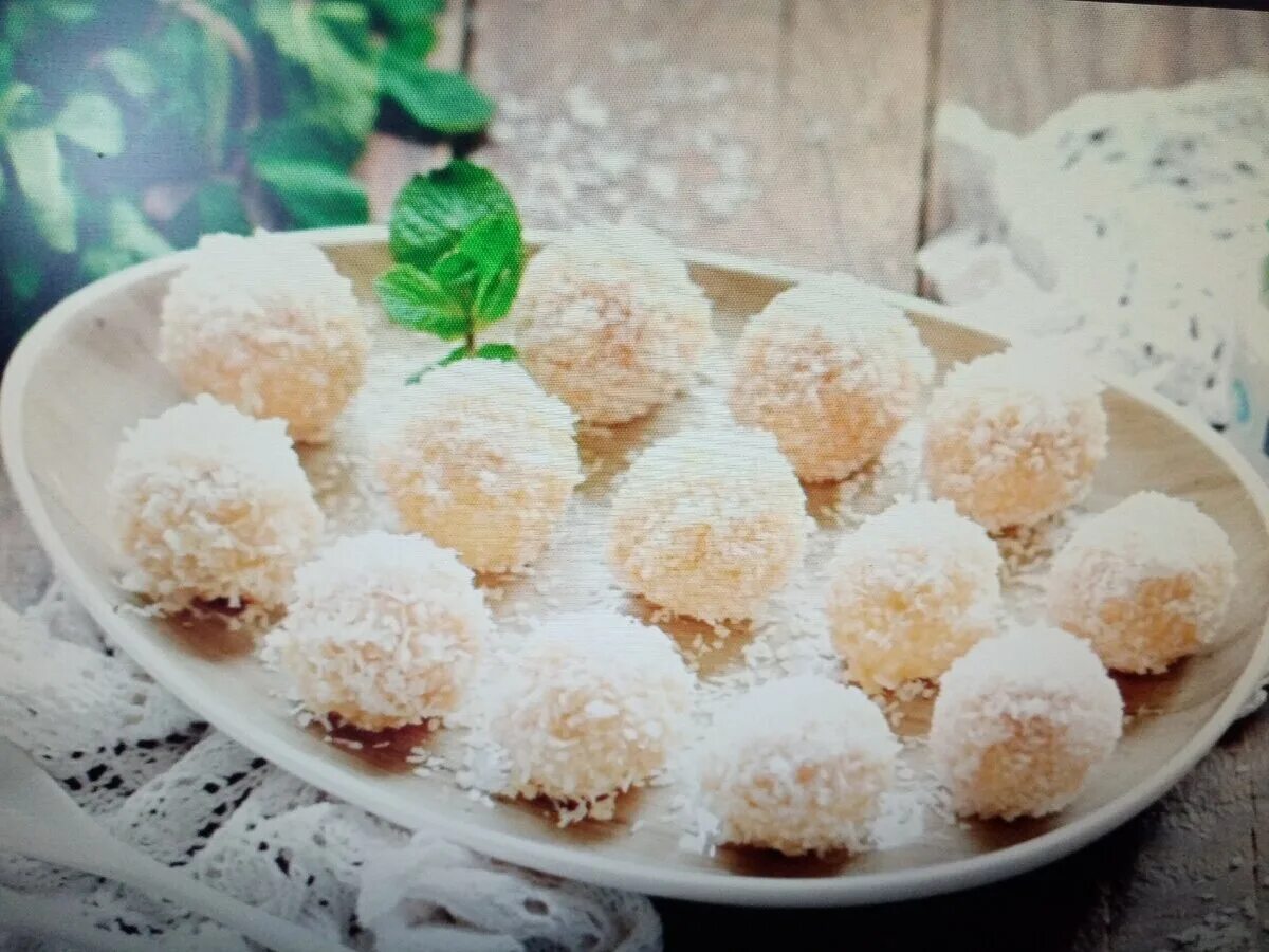 снежки десерт. блюдо снежки из белков. блюдо снежки из белков. снежки десерт. блюдо снежки из белков.