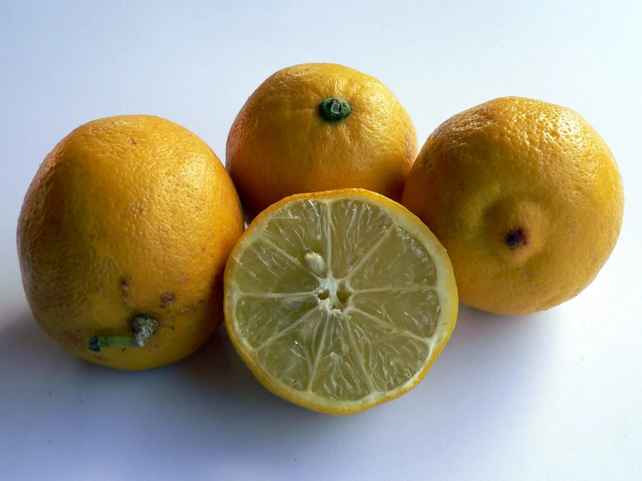Вес 1 лимона. Лимон один. Египетский лимон. Вес лимона. Лимон на столе.
