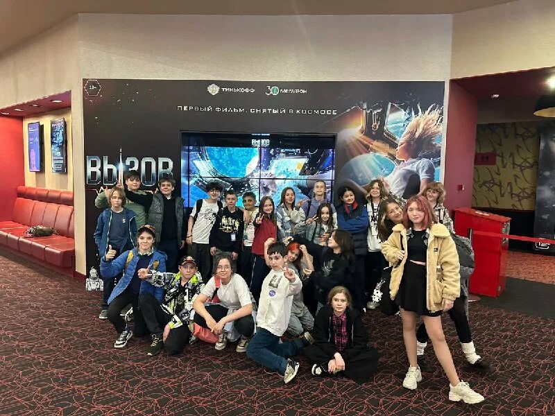 Концерт по zoom. Стать зрителем программы. Зрители в театре. Полный зал зрителей. Зрители в зале.