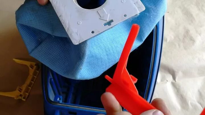 Как установить мешок в пылесос. Рамкодержатель для мешка пылесборника для пылесоса io toopo 1800. держатель для мешка пылесоса самсунг vcjg24jv. пружина держателя мешка пылесоса samsung sc5630. держатель мешка для мешка пылесоса samsung изи 1800.