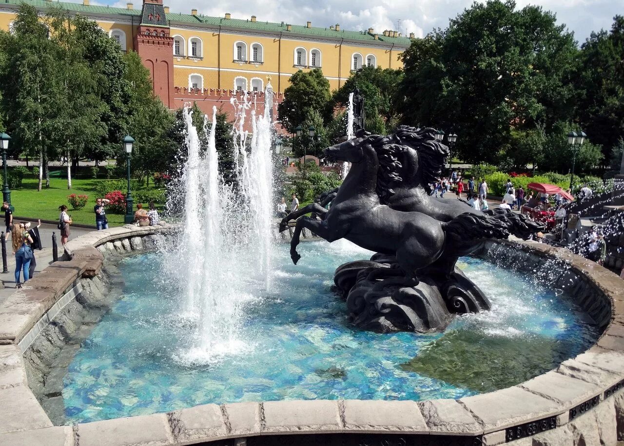 Фонтан гейзер на манежной. Фонтан гейзер в москве. Фонтан времена года на манежной площади. Манежная площадь москва фонтаны церетели. Фонтанный комплекс на манежной площади.