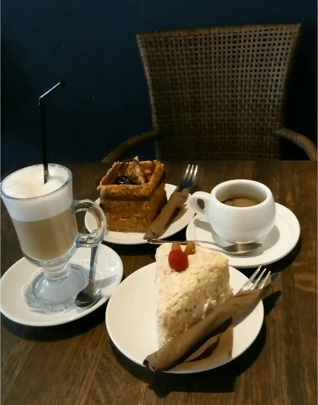Бизе кафе Санкт-Петербург. Пирожные в кафе. Кофе в кафе. Кофе и пирожное. 2 кофе вечером