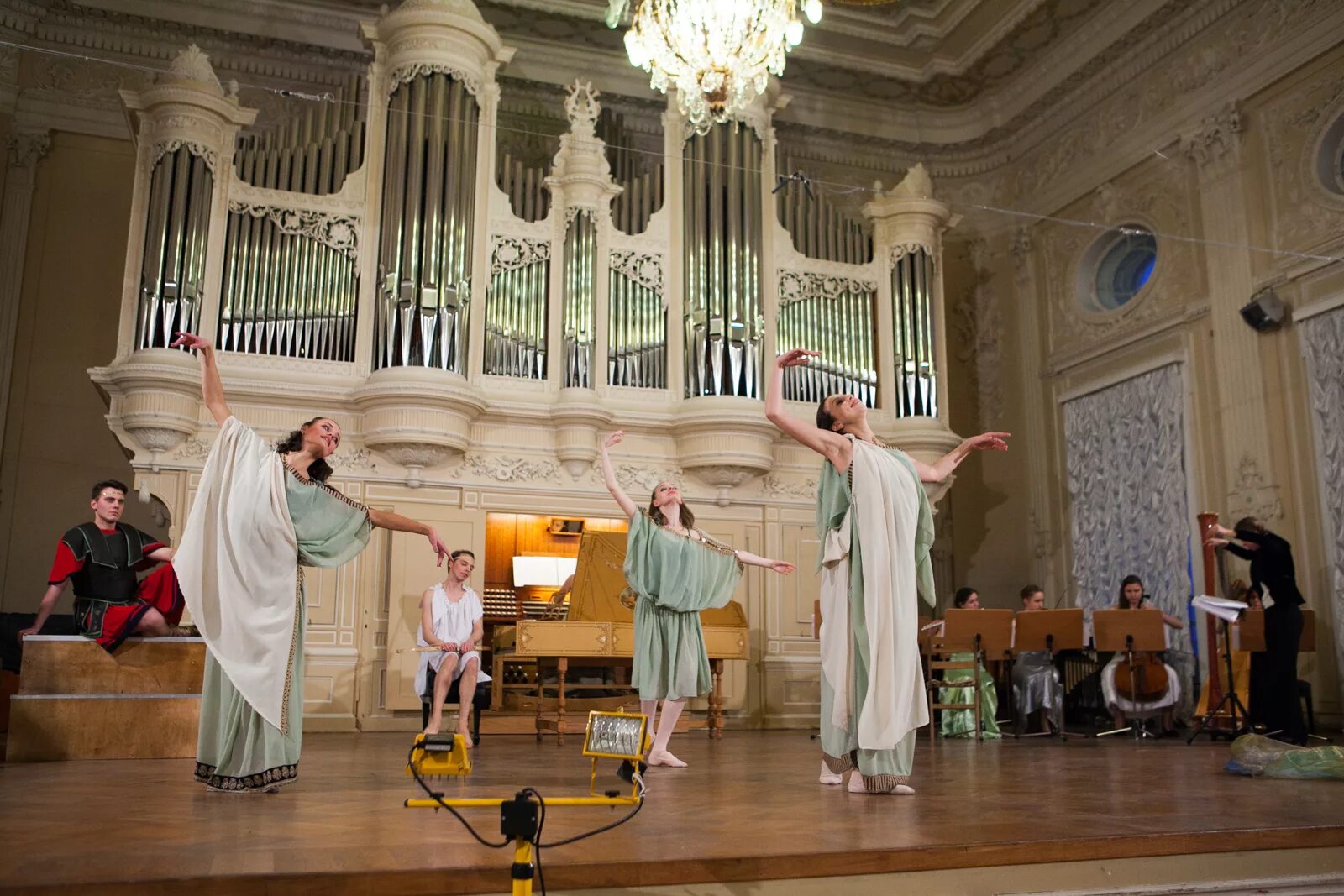 Детский музыкальный театр наталья ильинична сац. Музыкальный театр сад. Театр в саду дети в группе. Детский музыкальный театр натальи сац. Московский академический детский музыкальный театр имени н и сац.