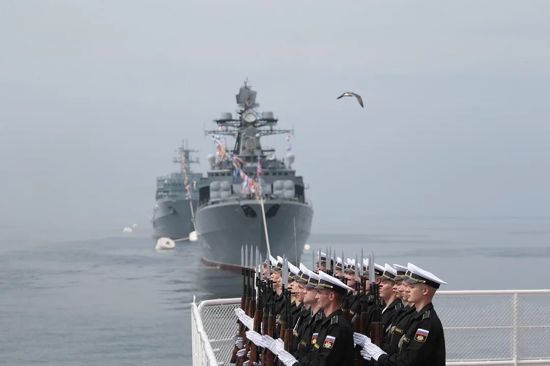 Военно-морской флот. Моряк на фоне корабля. Солдат на фоне корабля. День военно морского т флота.