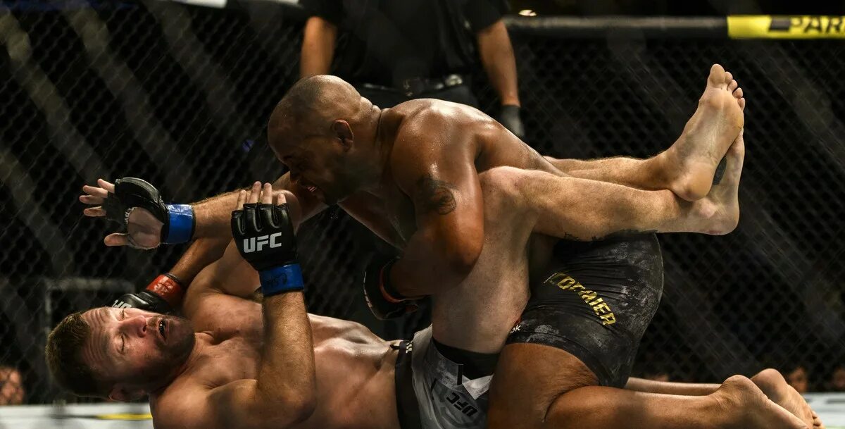 юфс 210 кормье. джон джонс выход на бой. стипе миочич даниэль кормье 3 бой. кормье и емельяненко. Phil hawes ufc.