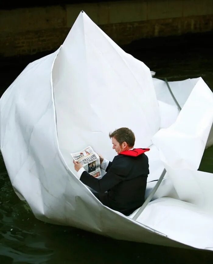 Бумажный кораблик читать. Огромный бумажный кораблик. Гигантский бумажный кораблик. Большой кораблик из бумаги. Самый большой кораблик из бумаги.