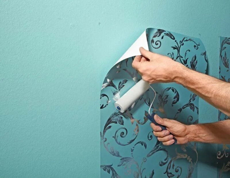 Клеить обои покраска стена. Нанесение трафарета на стену. Трафареты для покраски стен. Декор стен краской. Трафареты для окрашивания стен.