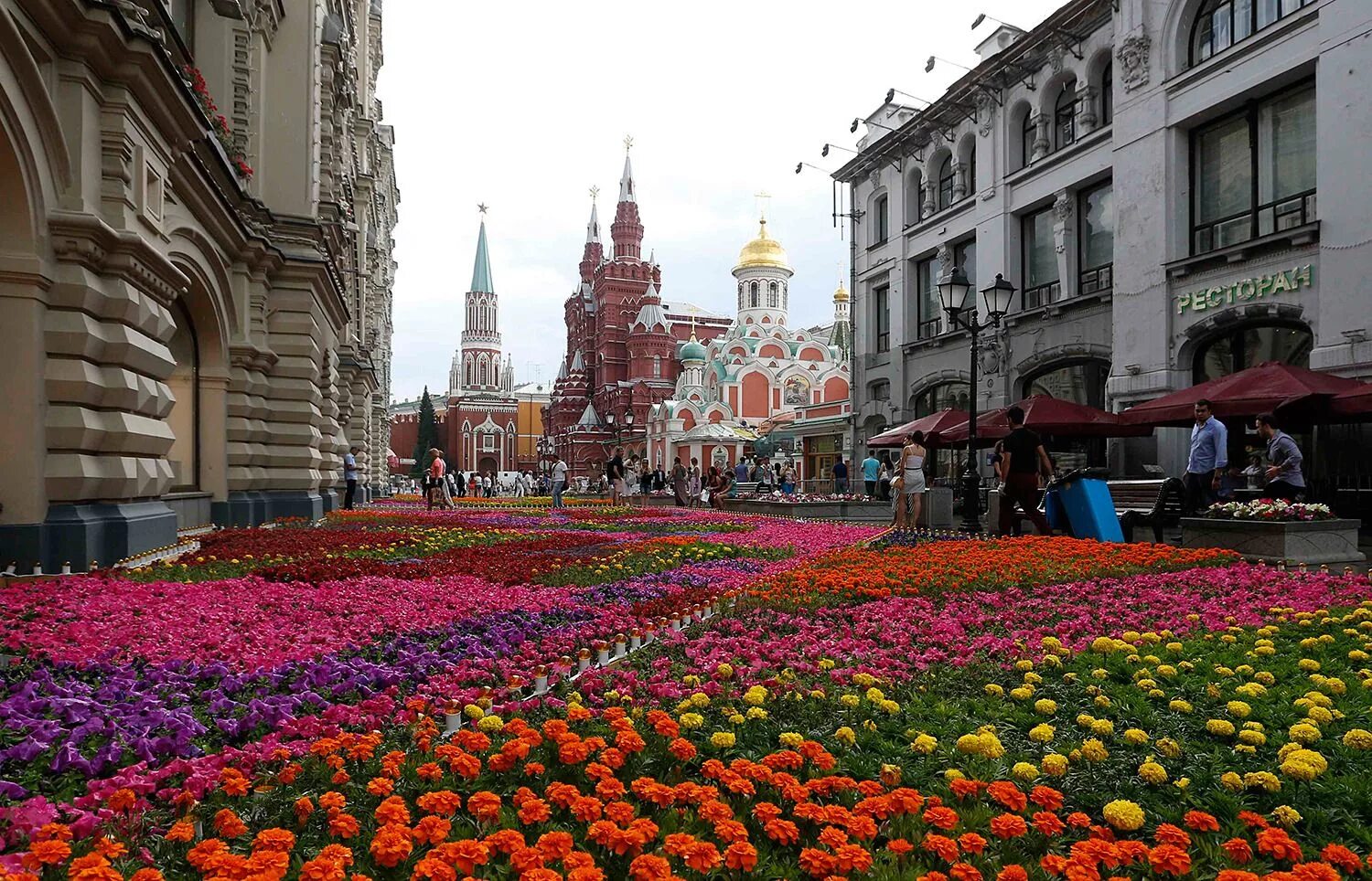 Какое время года хороша цветами. Москва ГУМ лето. Москва весной.