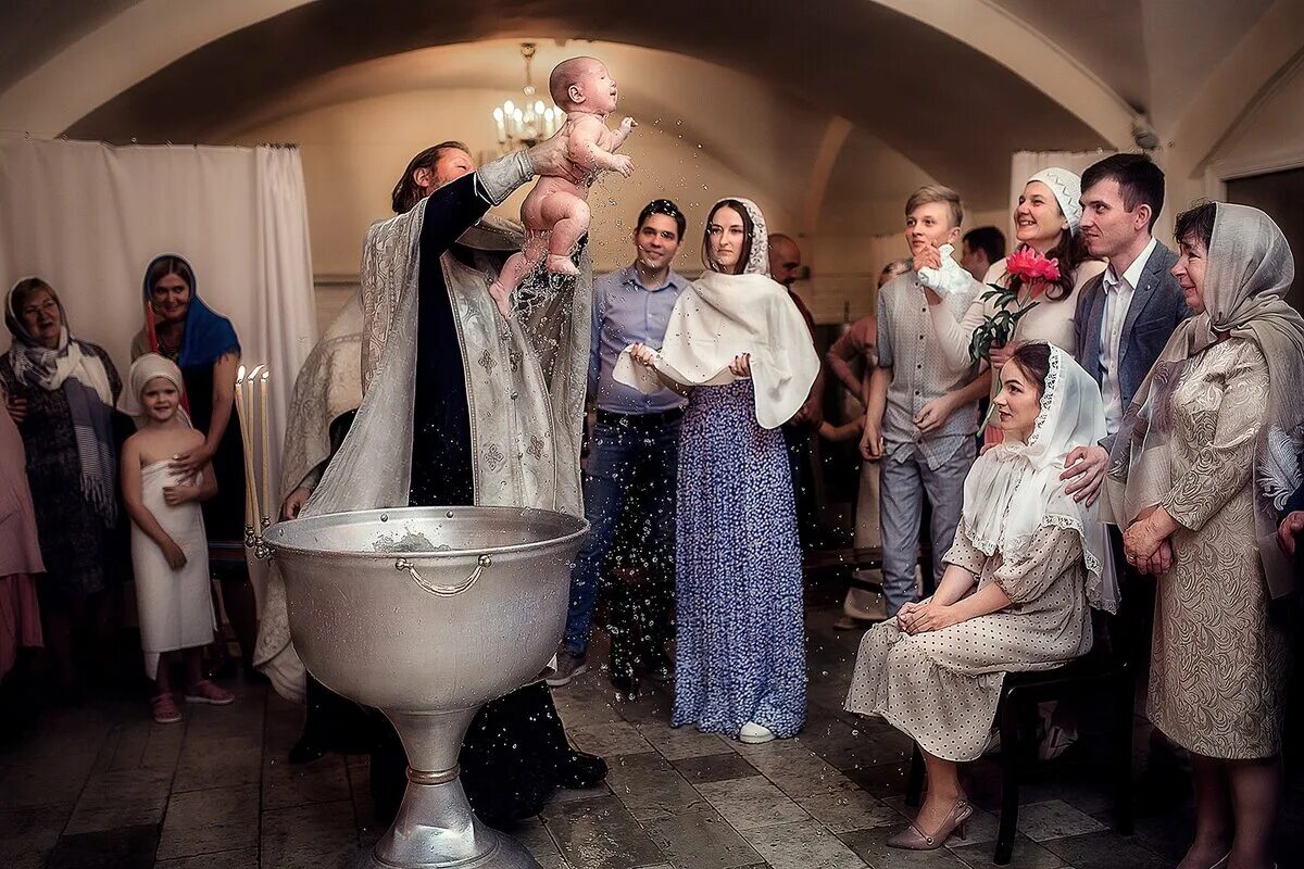 Крещение таинство церкви. Крестины таинство крещения. крещение фотосессия. крестины в церкви. фотосъемка крестин.