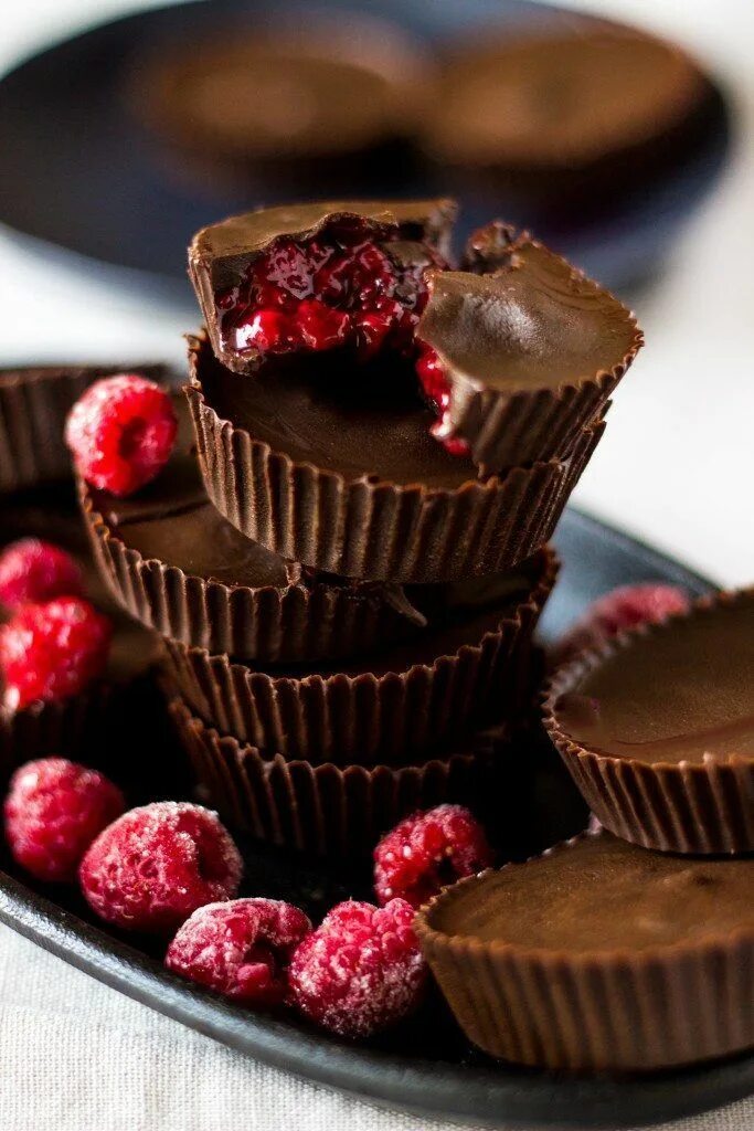 Chocolate cups. Распберри шоколад. Шоколадный десерт. Конфеты десерт. Конфеты шоколадный десерт.