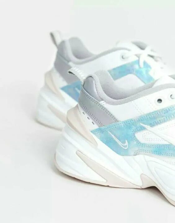 Asics blue женские. Бело голубые кроссовки. Nike air max 97. Саукони кроссовки синие. Данки кроссовки голубые с белым.