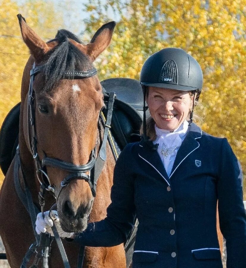 Виктория михайловна конный тренер. Тренер по конному спорту. Тренер конного спорта. Тренер лошадей. Верховая езда.