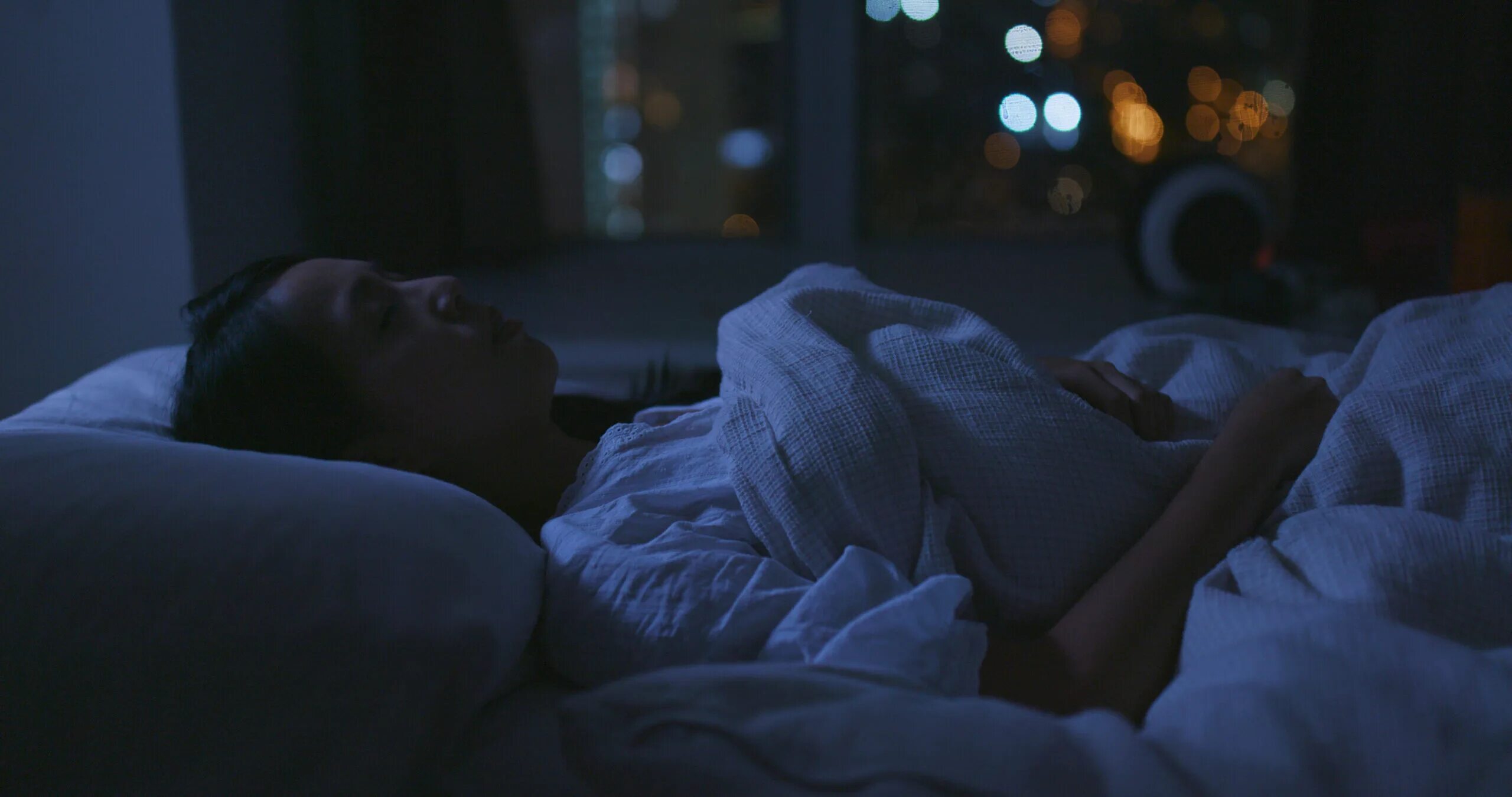 Чужая кровать спать. Девушка в кровати ночью. Девушка в постели ночью. Девушка под одеялом ночью.