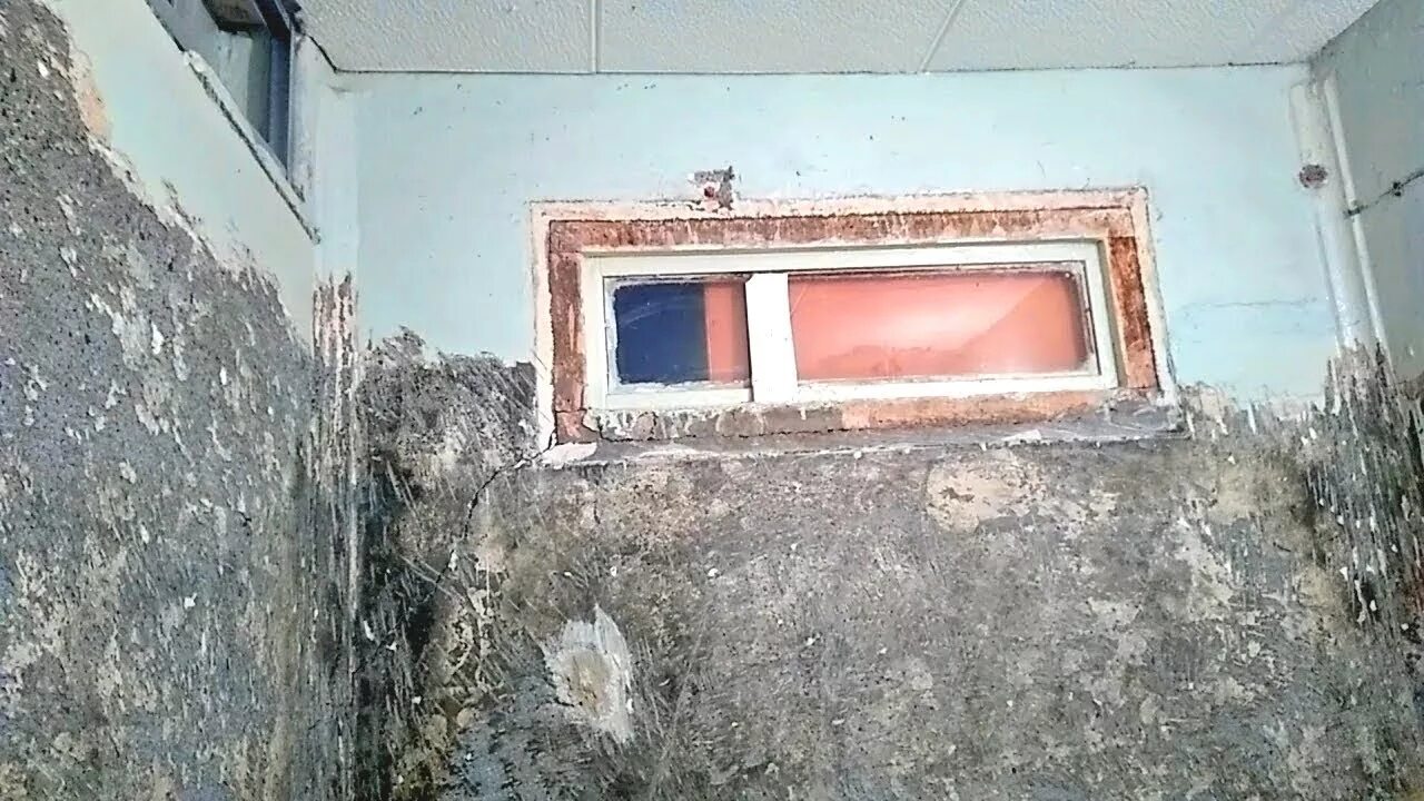 Как снять старую краску в ванне. Как удалить старую краску с бетонной стены в ванной комнате. ремонт в хрущевке очистка стен. как счистить краску с бетонной стены в ванной комнате. как содрать старую краску со стен в ванной.