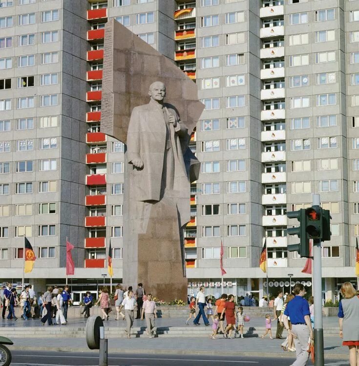 Лев кербель памятники. Памятники гдр. Памятники гдр. Гдр ленин берлин памятник. Памятники гдр.