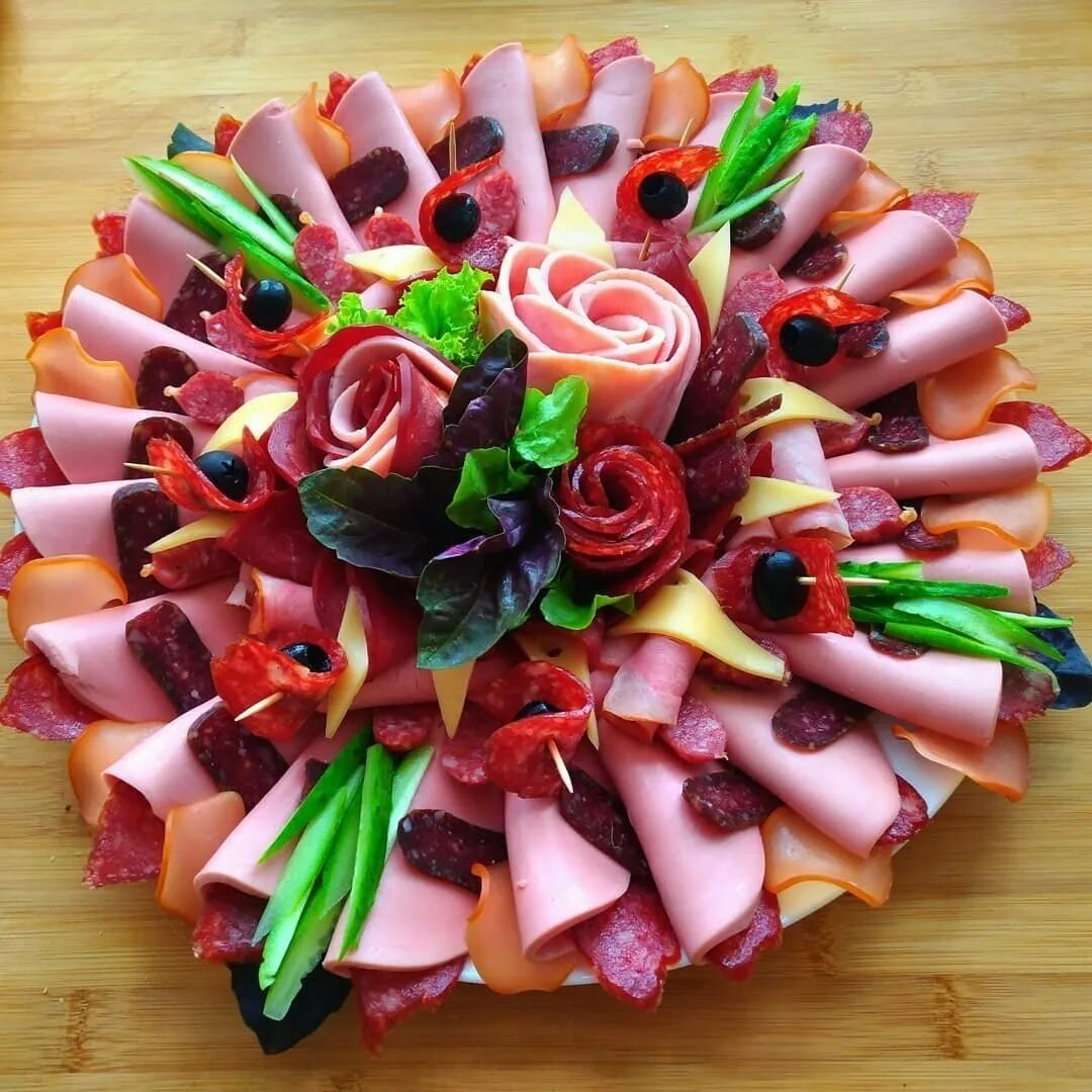 Что можно сделать из колбасы и сыра. Розочка из колбасы. украшение мясной нарезки. цветочки из колбасы. розочки из колбасы для украшения.