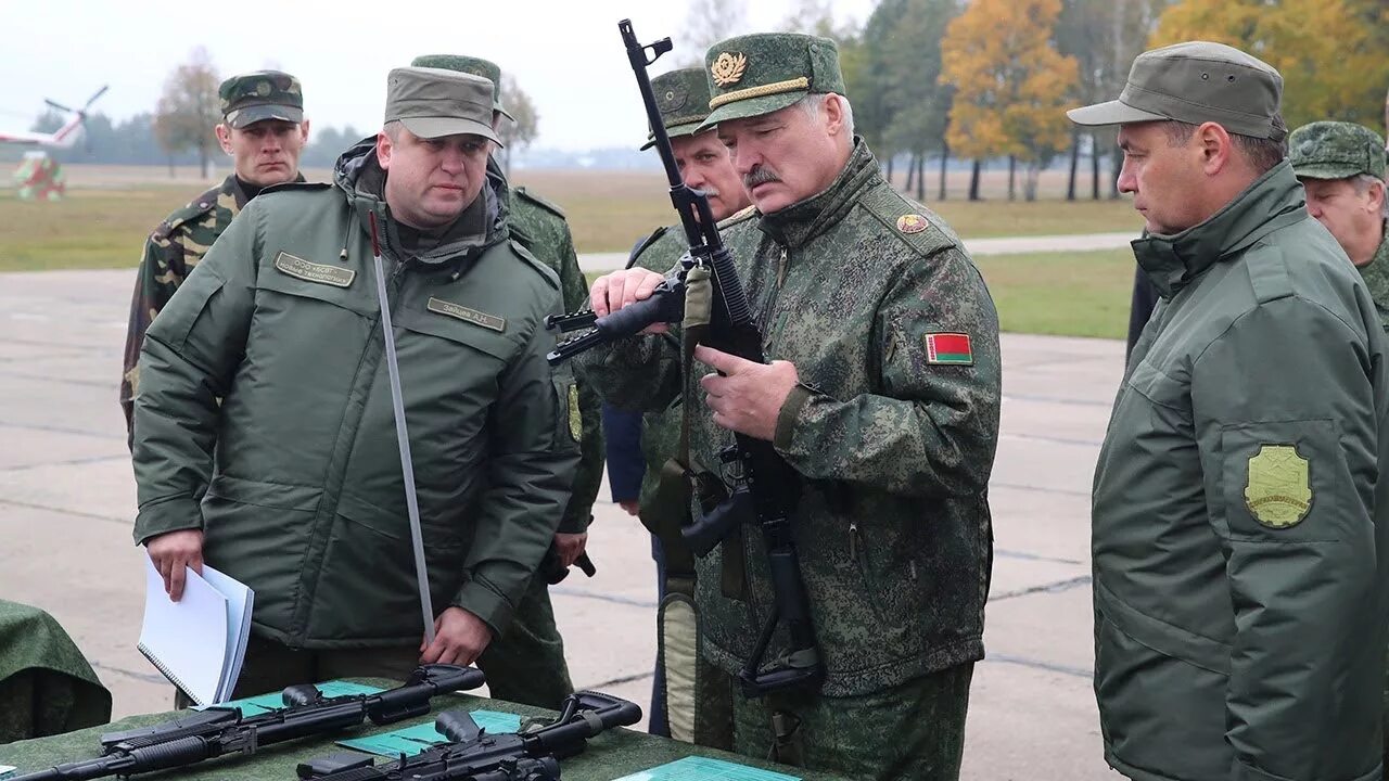 Лукашенко и армия Беларуси. Беларусь Лукашенко с автоматом. Лукашенко в военной форме с автоматом.