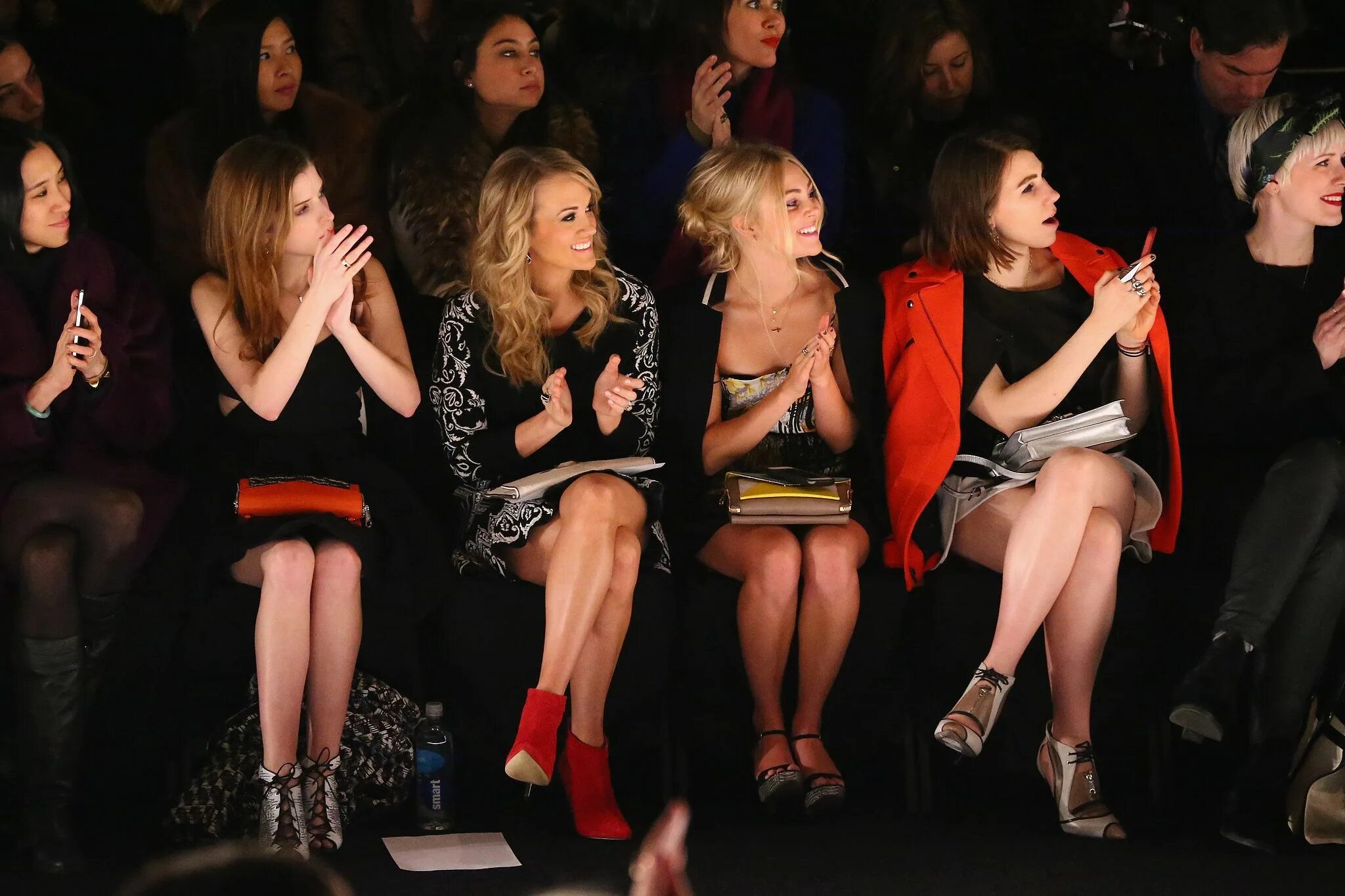 Женщины в первом ряду. Показ мод зрители. Зрители на модном показе. Знаменитости на показе мод зрители. Всегда в первом ряду