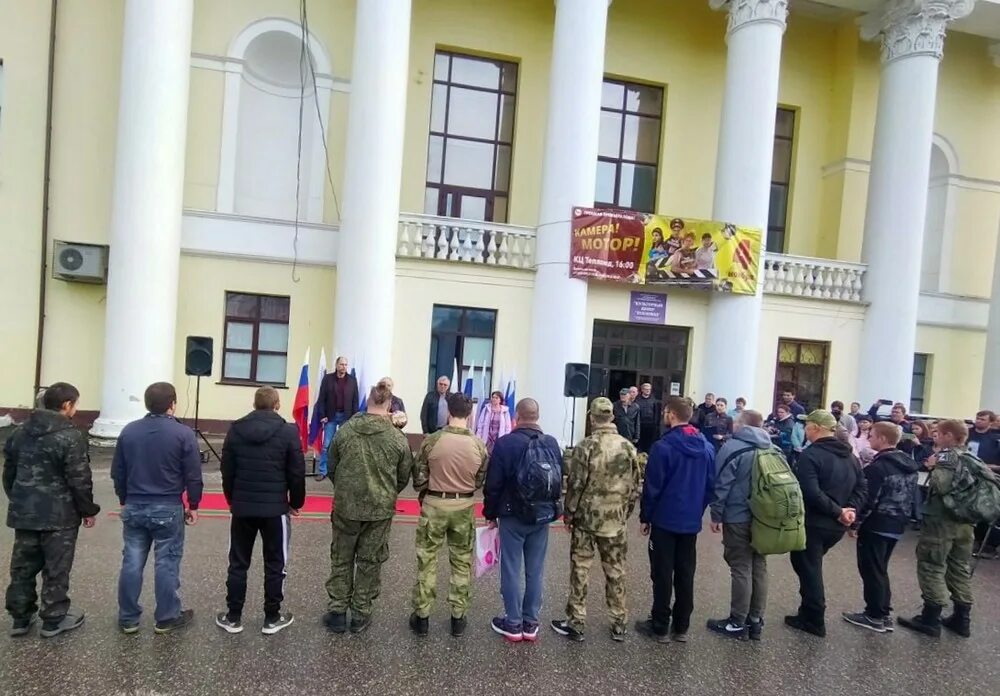 Новость организованная. Первые призывники по мобилизации. Призыв по мобилизации добровольцев. Г.Бор мобилизация фото. Мобилизация девушка провожает.