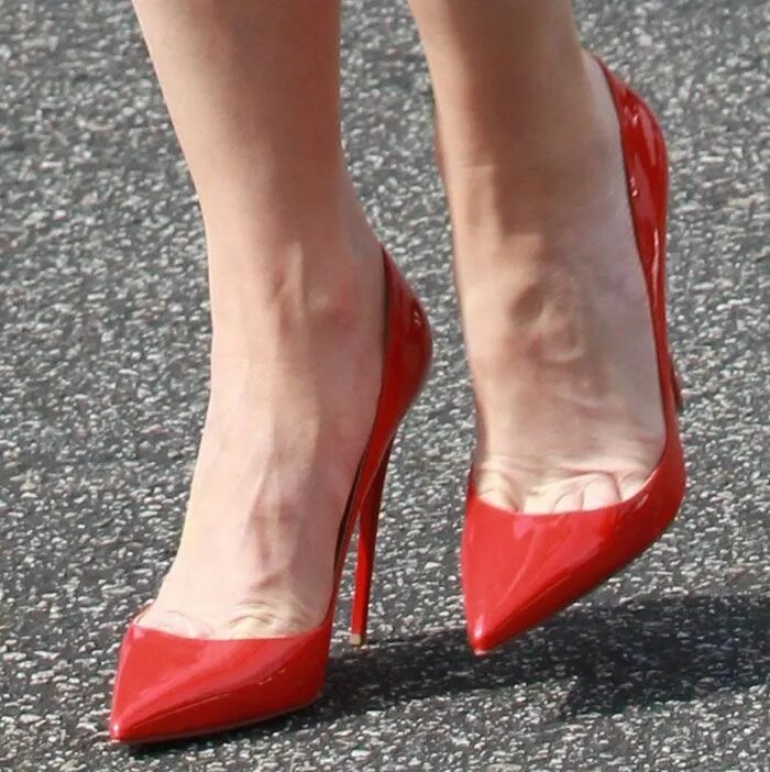 Женщина туфля видео. Gwen Stefani на каблуках. Гвен Стефани туфли. Ножки в туфлях лодочках. Лодочки на шпильке на ноге.