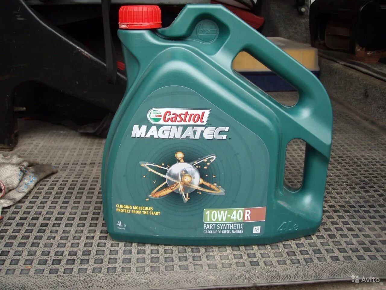 Масло castrol 10w 40. Моторное масло кастрол 10w 40 полусинтетика. Масло Castrol 10w 40 полусинтетика. Масло моторное кастрол магнатек 10в40. Кастрол магнатек 10 40.