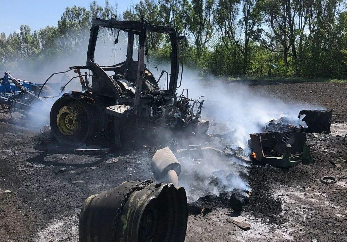 Сгорел трактор. Трактор обрабатывает поле. Трактор МЧС. Трактор подорвался на мине. Сгоревший трактор