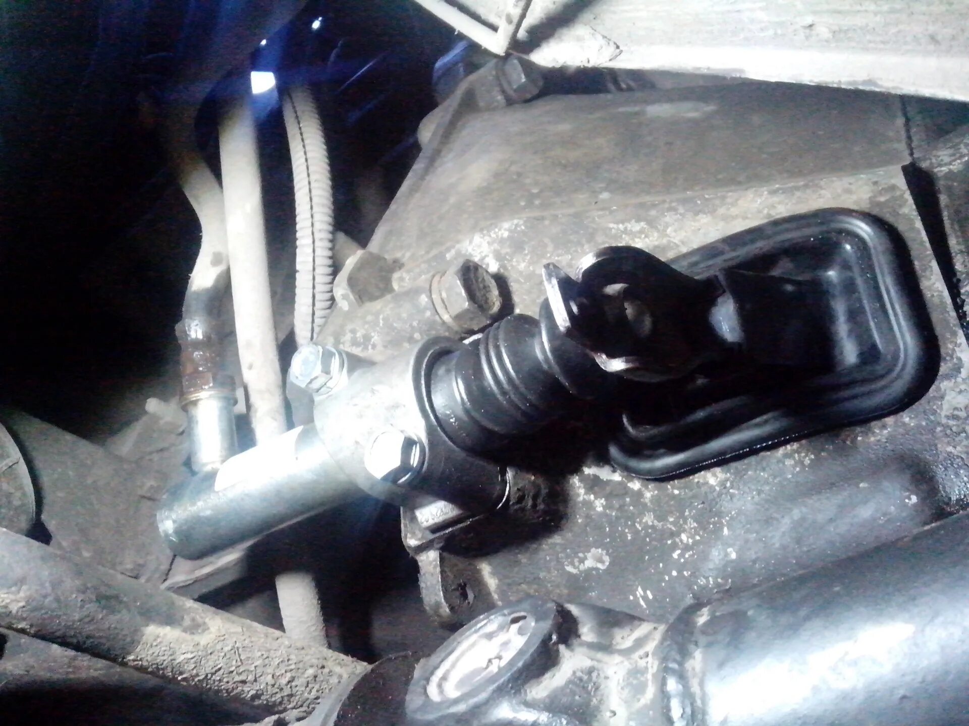 Цилиндр сцепления нива 21213. Цилиндр сцепления нива шевроле. Как поменять цилиндр сцепления на ниве шевроле. Рабочий цилиндр сцепления шевроле нива на 2107. Штуцер прокачки сцепления шевроле нива.