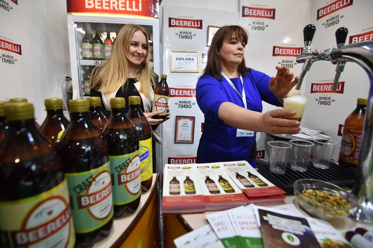 Реализуем пиво. Девушка продающая пиво. Пиво в России.