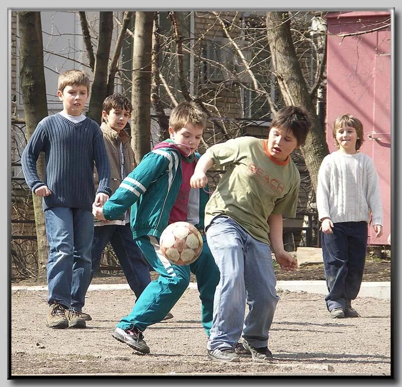 Во дворе ребята играли в футбол. Дворовые компании. Дворовые пацаны. Компания подростков на улице. Дворовый человек.