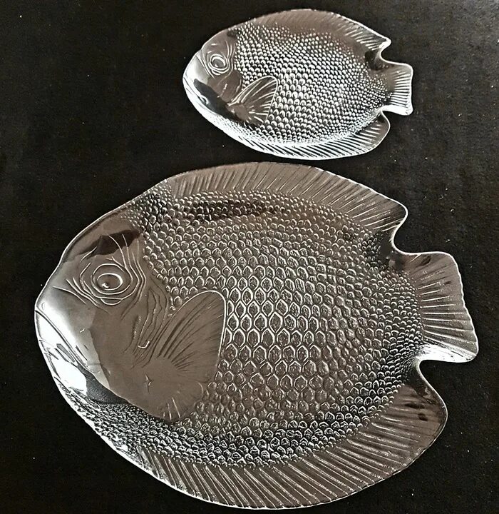 Тарелка рыбка. Тарелка в форме рыбы. Тарелка в виде рыбы. Тарелка рыба стекло. Тарелка в виде рыбы стекло.