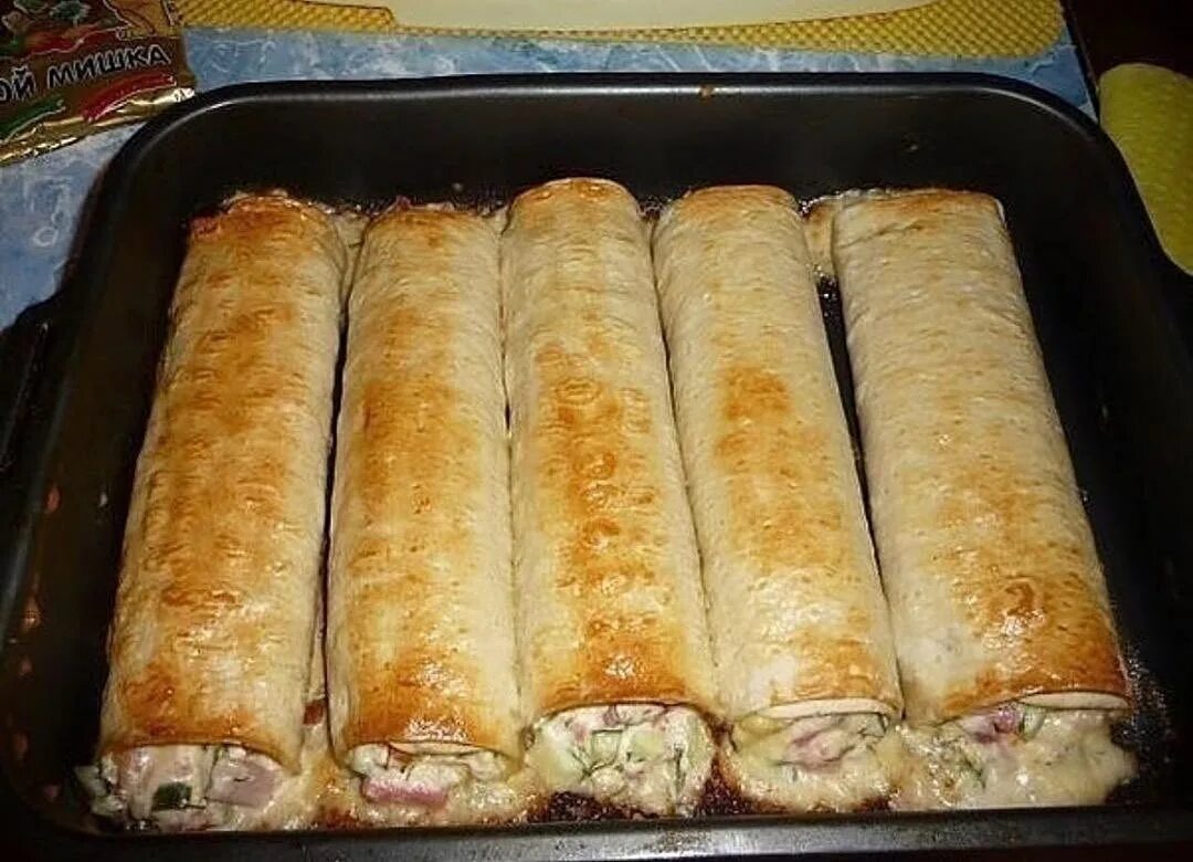 Закуска из лаваша с ветчиной. Приготовить из лаваша вкусное в духовке. Закуски из лаваша. Закуска из лаваша в духовке. Рулет из лаваша в духовке.