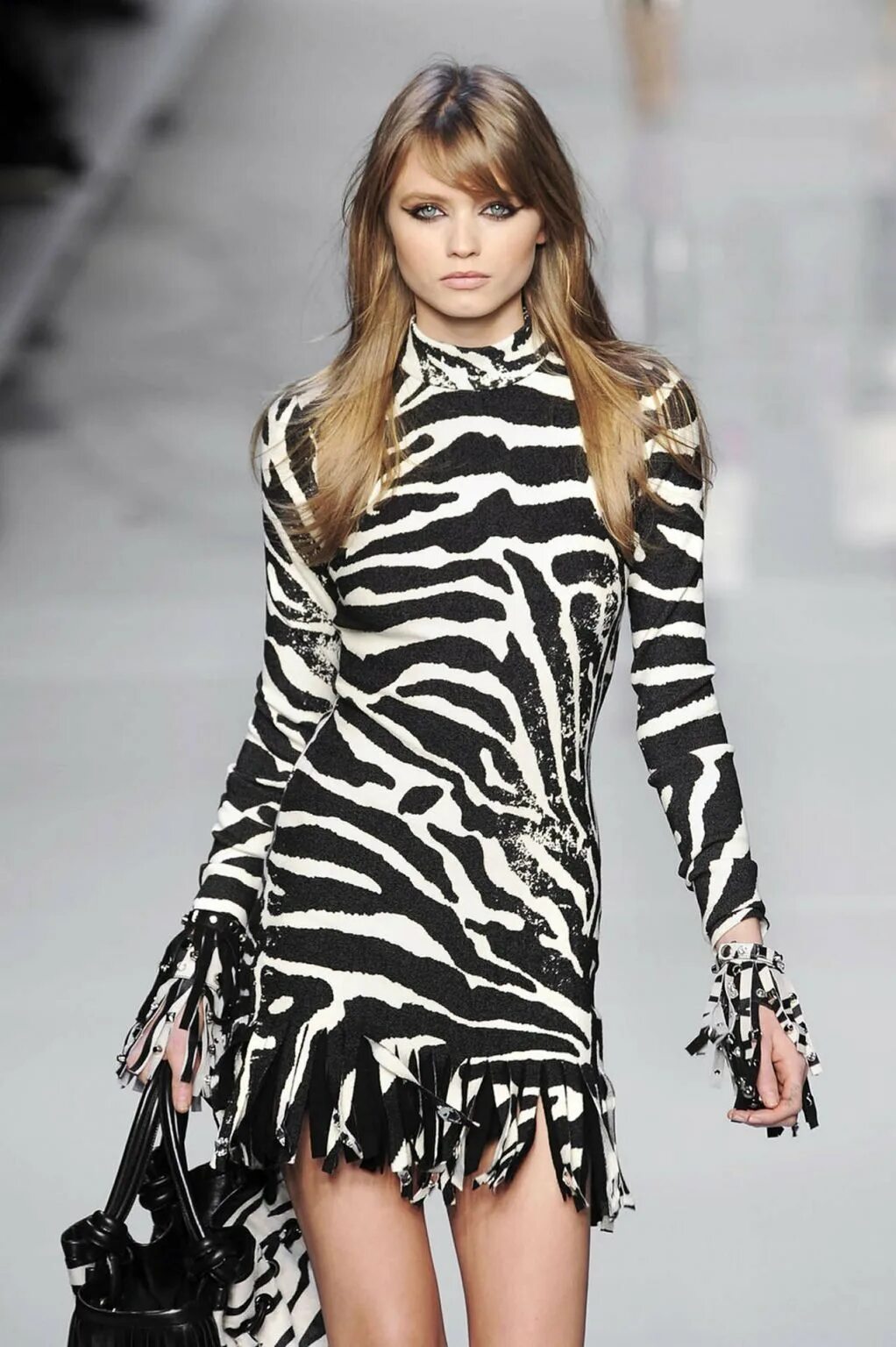 Мода для животных вог. Animal fashion. Платье кристиан диор леопард. Платье с зебровым принтом. Констанс яблонски стиль.