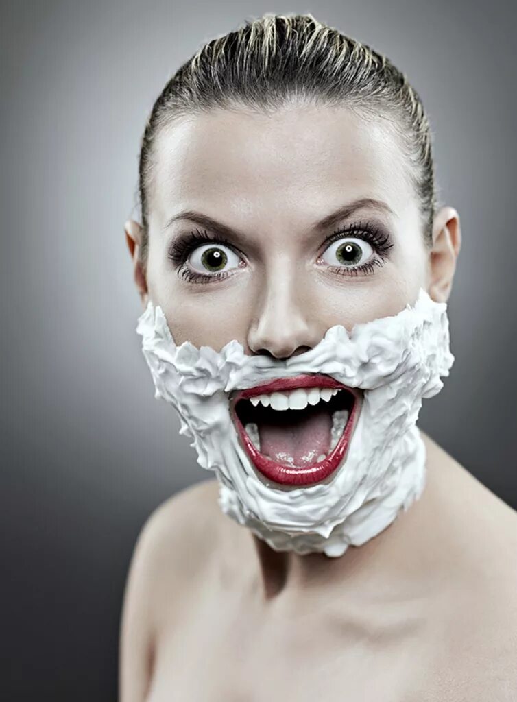 Shaving woman. Креативный портрет. Девушка в пене для бритья. Лицо в пене. Женщина бреется.