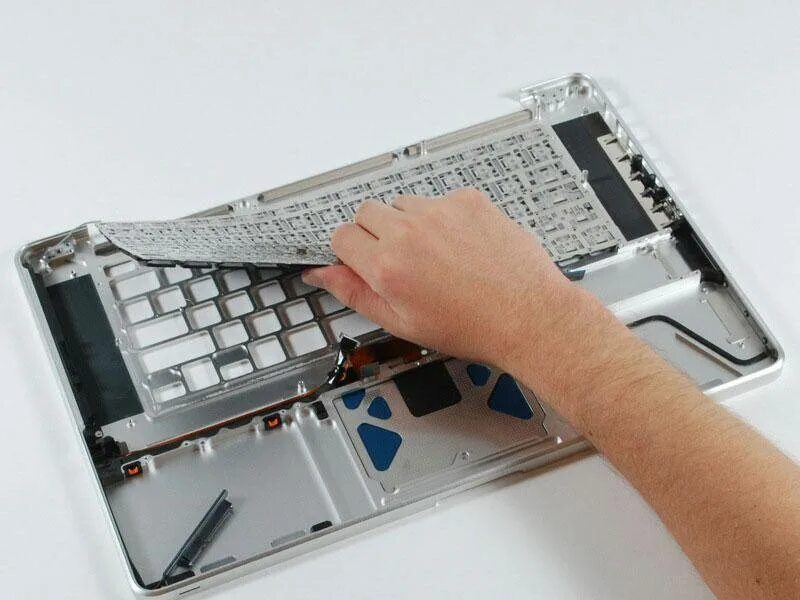 Как сменить клавиатуру на ноутбуке. Клавиатуры для ноутбуков. Замена клавиатуры на ноутбуке. Ремонт клавиатуры ноутбука. Починка клавиатуры ноутбука.