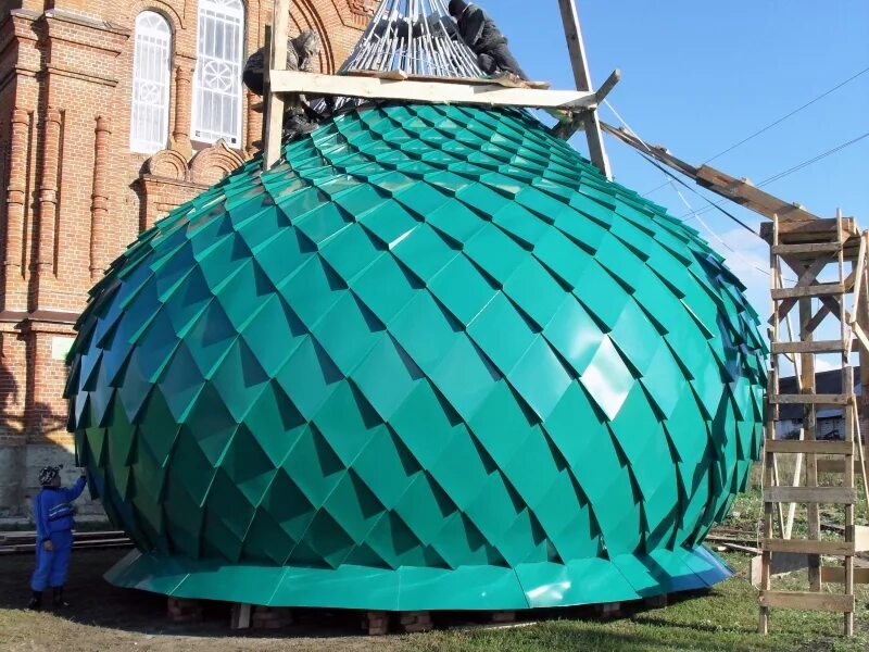 кровля фальц черепица. медная черепица haussman. медная фальцевая кровля церковь. зеленый купол нитрид титана. покрытие куполов.